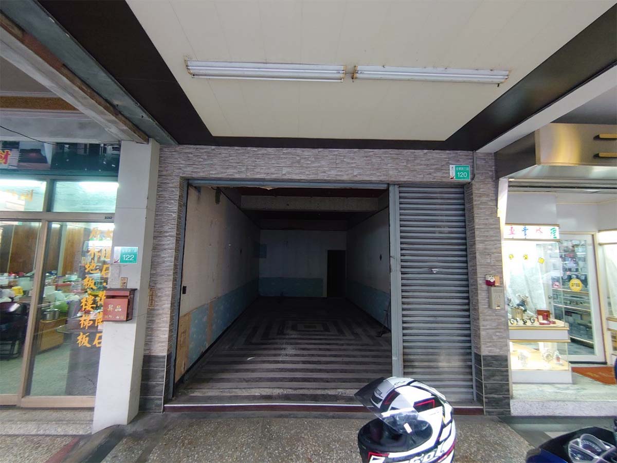 台南老屋店面鐵捲門入口與狹長室內施工前現況